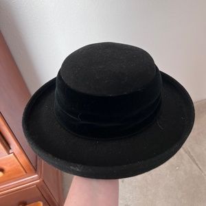 Child's wool hat with velvet band